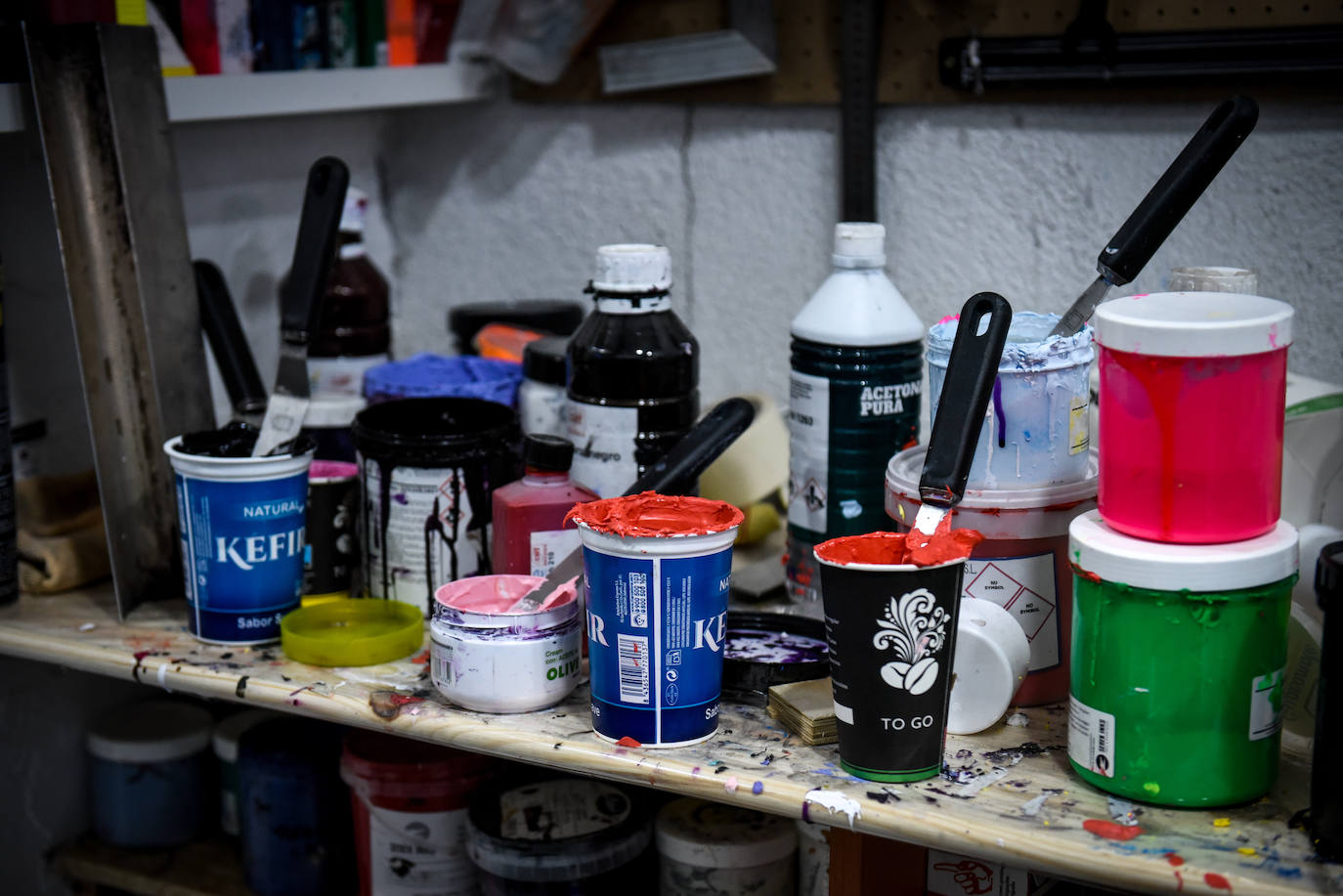 El desconocido taller en Bilbao de Urtzi, el artista de las camisetas diferentes