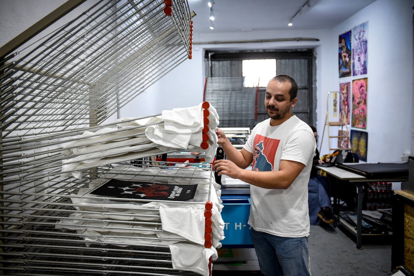 El desconocido taller en Bilbao de Urtzi, el artista de las camisetas diferentes