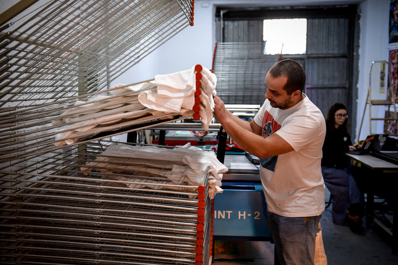 El desconocido taller en Bilbao de Urtzi, el artista de las camisetas diferentes