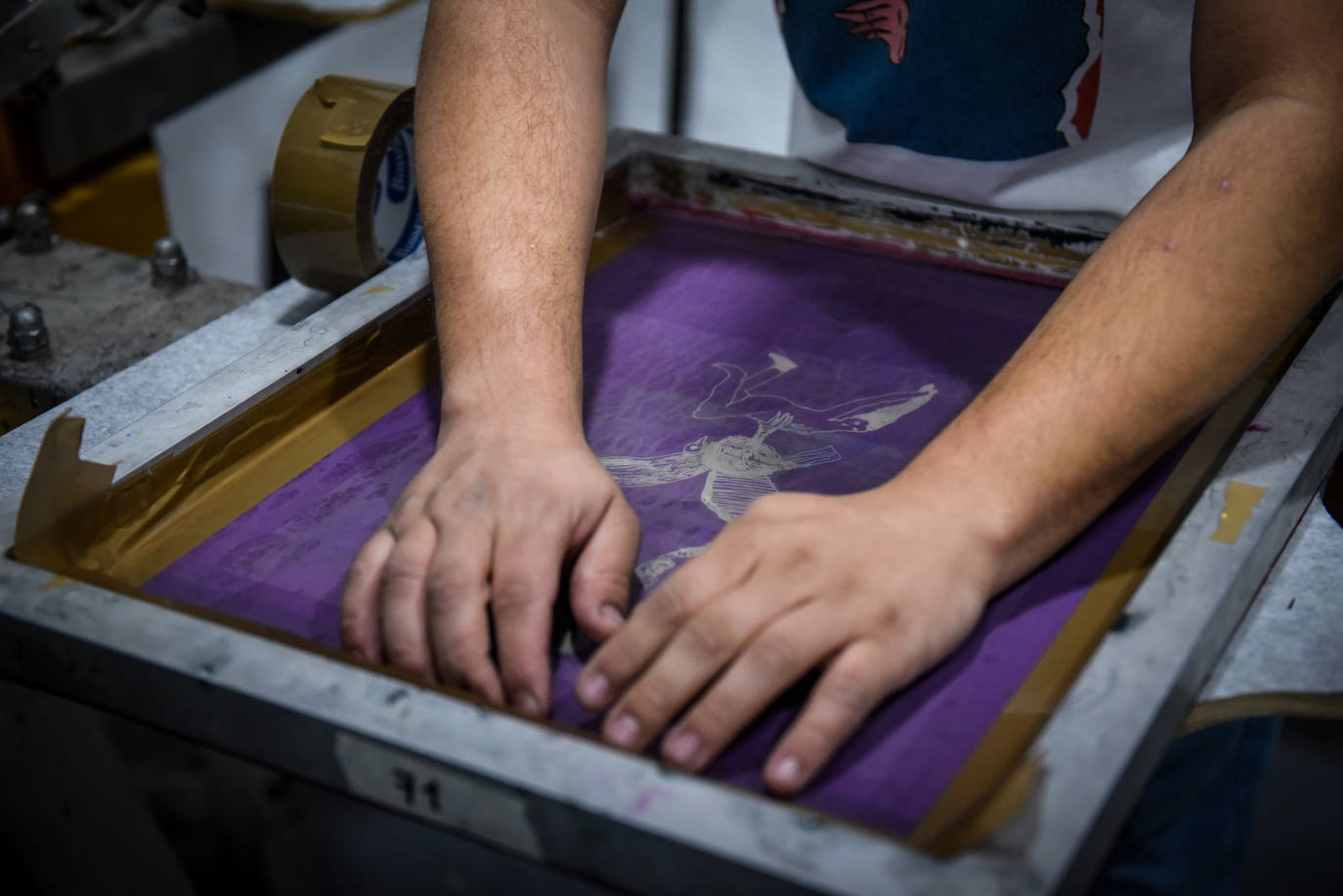 El desconocido taller en Bilbao de Urtzi, el artista de las camisetas diferentes
