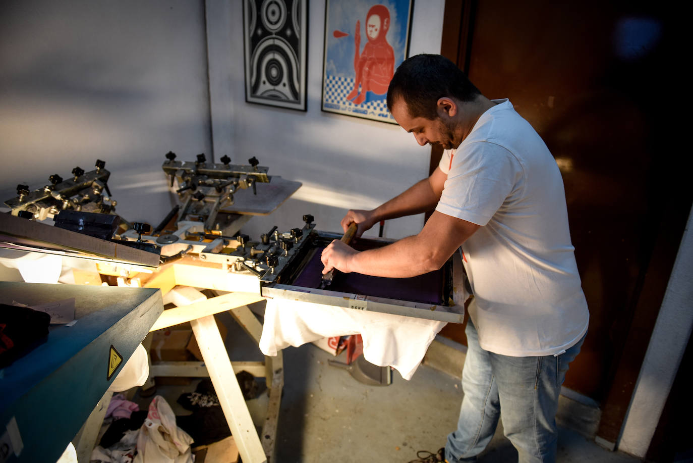 El desconocido taller en Bilbao de Urtzi, el artista de las camisetas diferentes