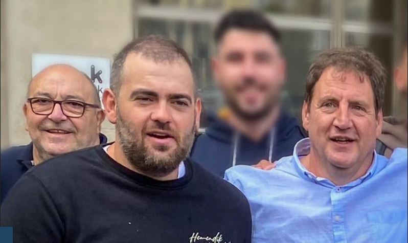 Iñaki Kerejazu, en el centro de la imagen, junto a Gorka Ortiz de Urbina, Celedón saliente.