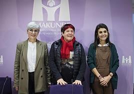 La escritora, en el centro, junto a la directora de Emakunde, Miren Elgarresta y la consejera Melgosa, durante la entrega de los premios este jueves en la sede de Emakunde de Vitoria.