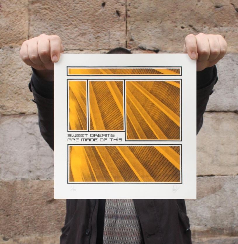 El desconocido taller en Bilbao de Urtzi, el artista de las camisetas diferentes