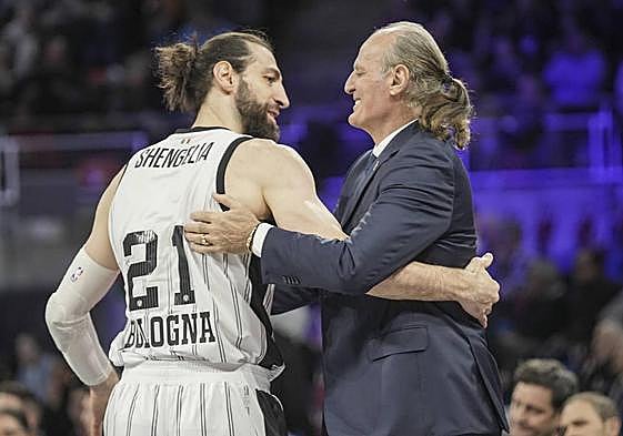 Dusko y Shengelia se saludan al inicio del encuentro.