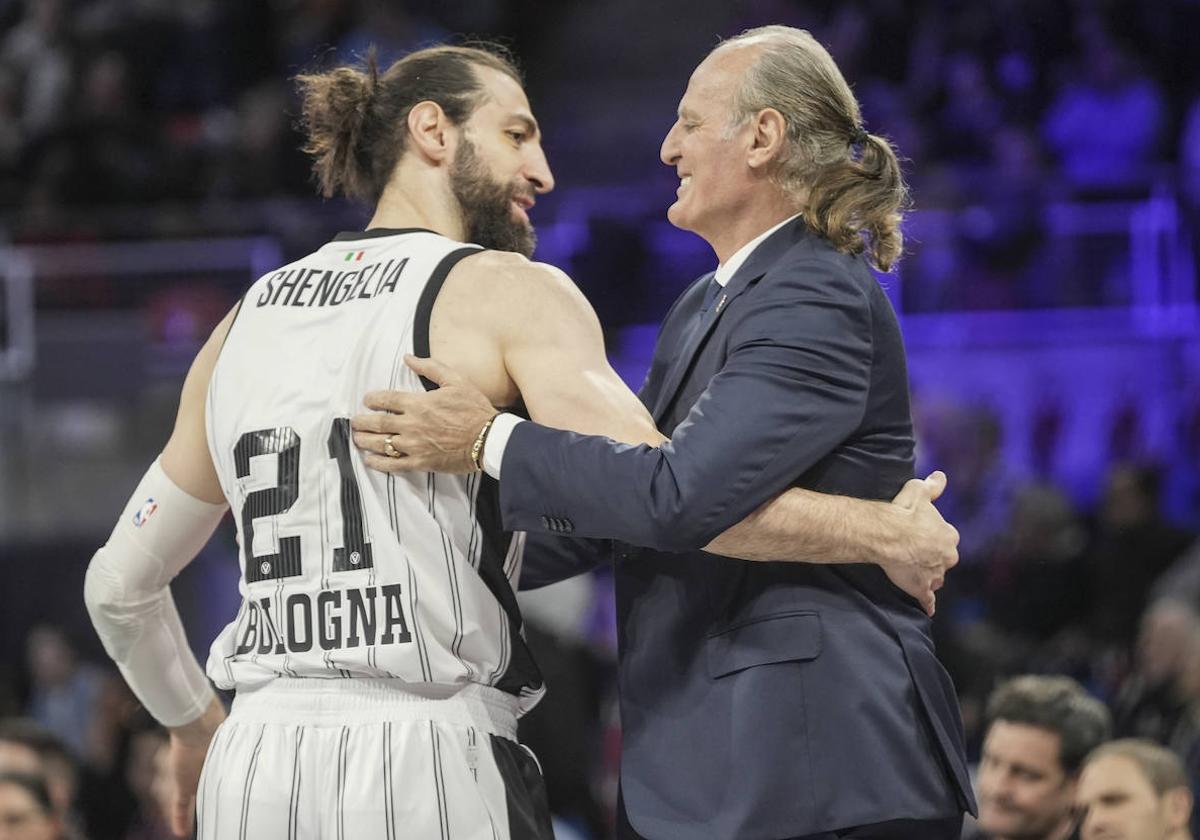 Dusko y Shengelia se saludan al inicio del encuentro.