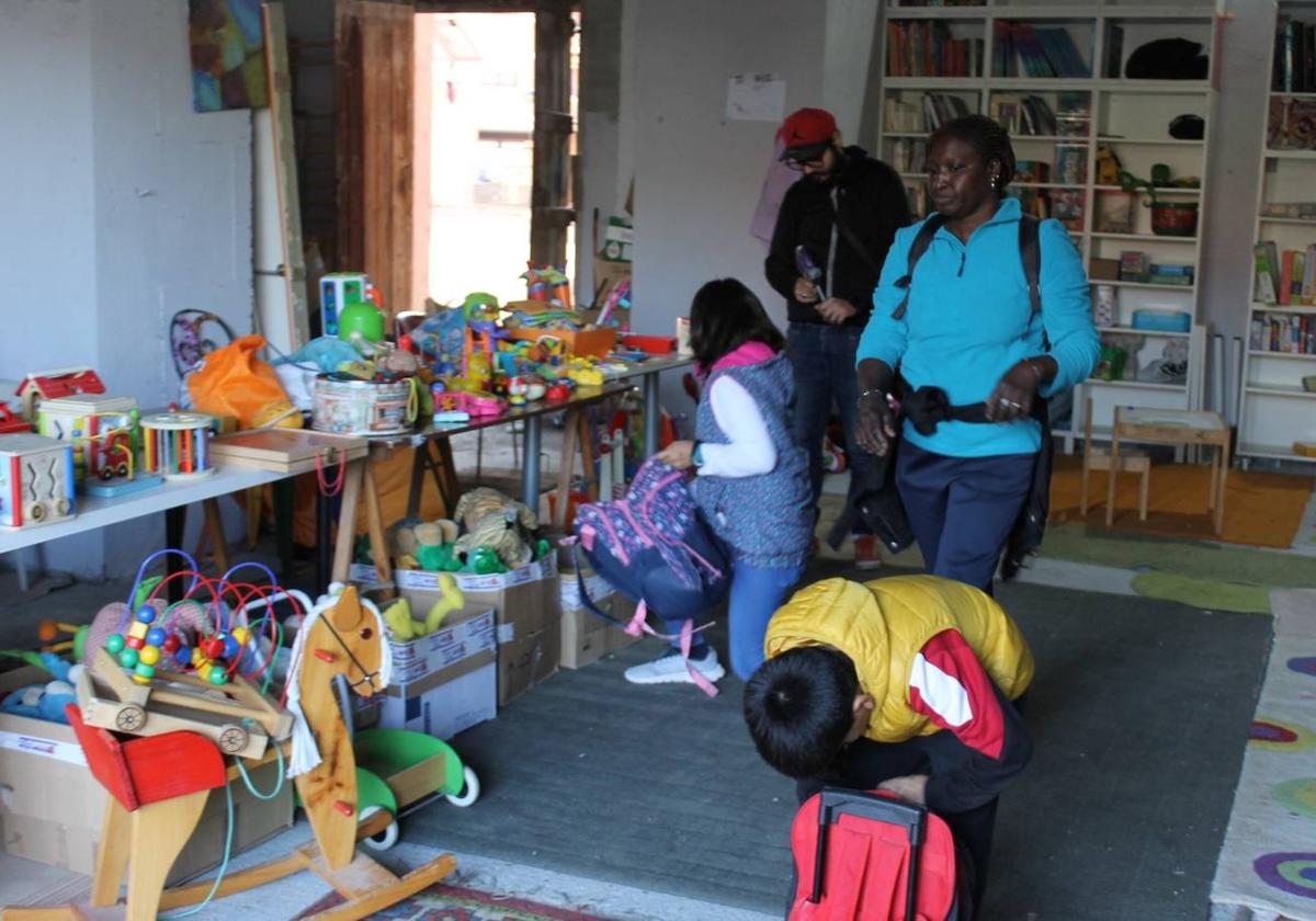 Decenas de vecinos realizan sus donaciones para que ningún niño se quede sin su juguete estas navidades