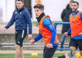 Simeone, en el entrenamiento del Alavés, con Sola y Rioja al fondo.