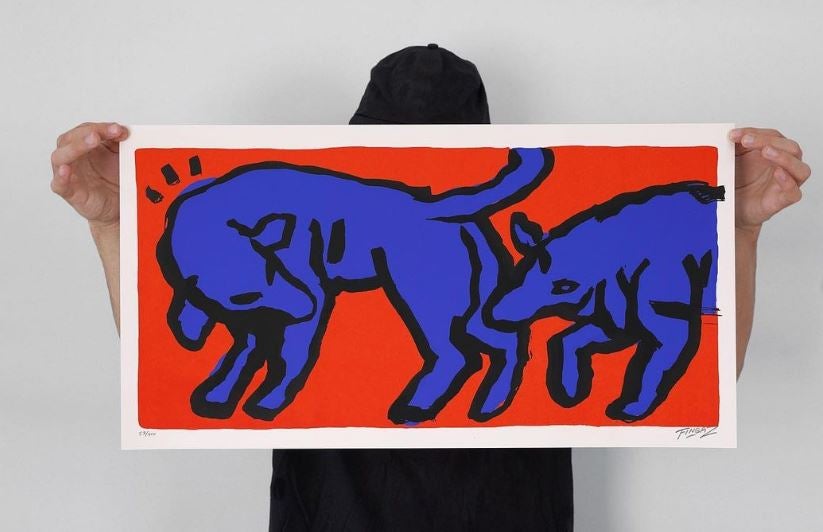 El desconocido taller en Bilbao de Urtzi, el artista de las camisetas diferentes