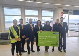 La directora del aeropuerto, Begoña Llarena, con la pasajera número 300.000 en la terminal del aeropuerto de Vitoria.