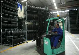 Un empleado de Michelin Vitoria durante unas labores de almacenamiento de neumáticos.