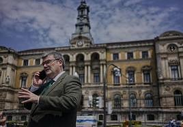 El alcalde, delante del Ayuntamiento de Bilbao.