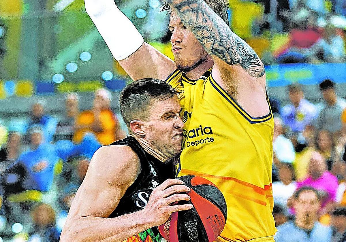 Xavi Rabaseda intenta abrirse paso hacia la canasta del Gran Canaria.