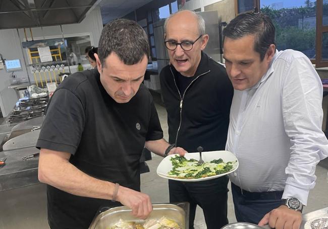 Ricard Camarena, Paco Pérez e Isaac Loya en la cocina de la ecofinca Vegacosta.