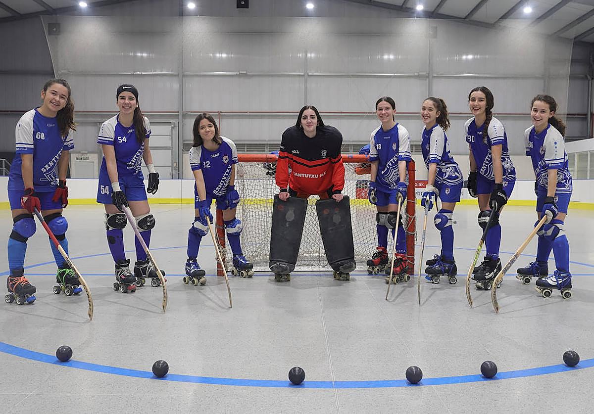 Imagen principal - El club abrió las puertas de su casa a EL CORREO el pasado jueves.