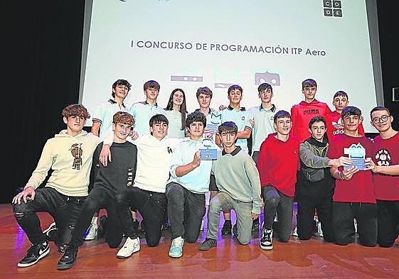 Ganadores de los premios ITP Aero posan en el auditorio del Museo Guggenheim.