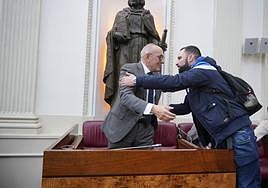 El diputado general, Ramiro González (PNV), saluda a José Damián García Moreno (Elkarrekin Podemos).