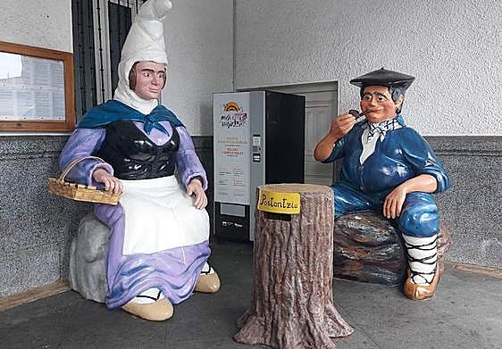 Los más pequeños pueden echar sus cartas al buzón habilitado en el Ayuntamiento junto a las figuras del Olentzero y Mari Domingi.