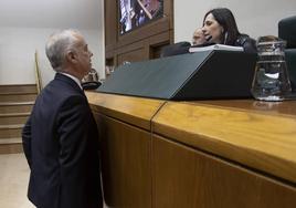 El lehendakari, Iñigo Urkullu, conversa con la presidenta del Parlamento vasco, Bakartxo Tejeria, este viernes durante el pleno de control.