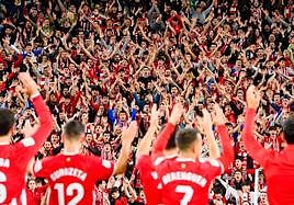 Los jugadores rojiblancos saludan a la grada.