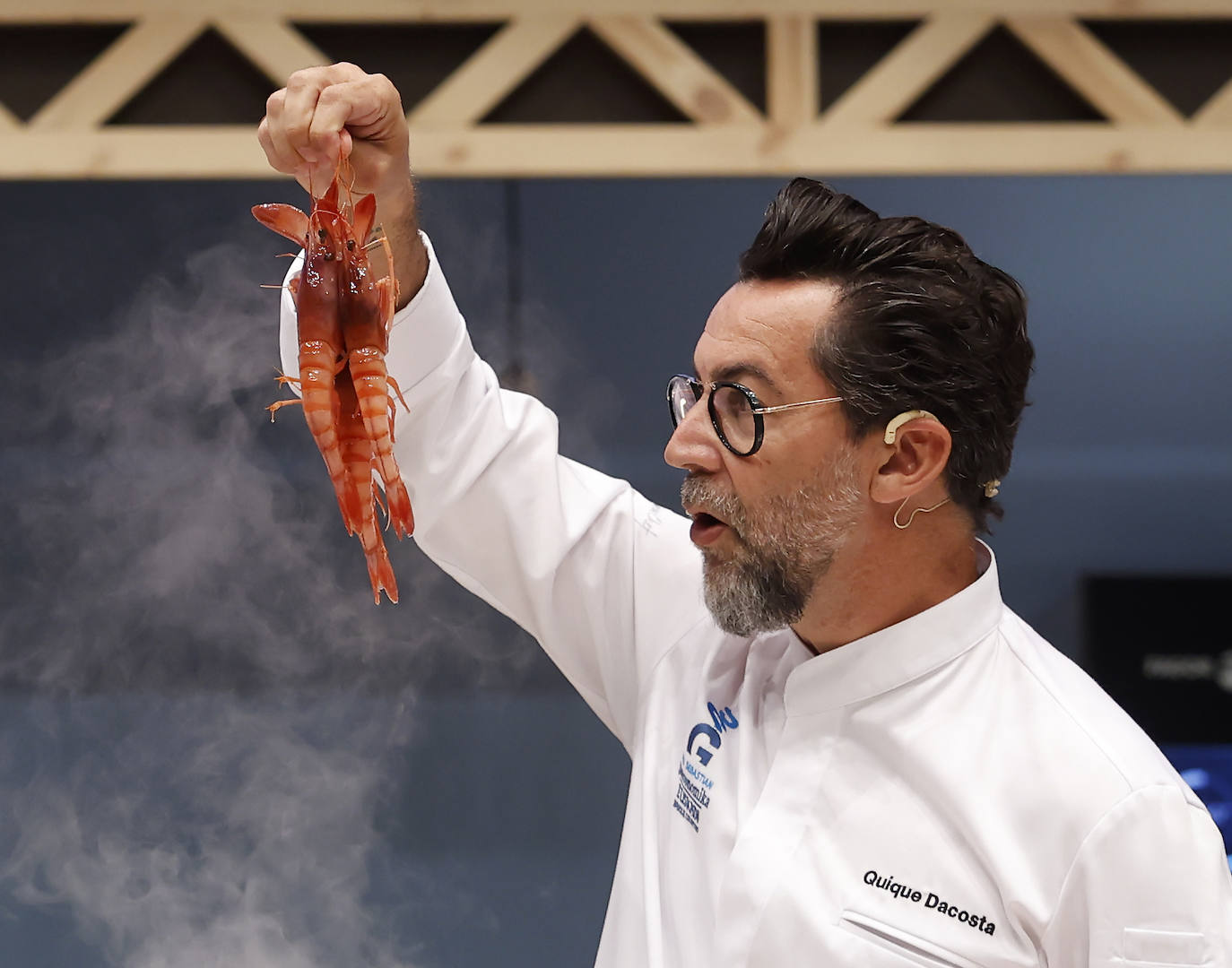 Quique Dacosta sostiene gambas rojas en Gastronomika.