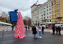 La estatua de Iribar cubierta delante de San Mamés será inaugurada este mediodía.