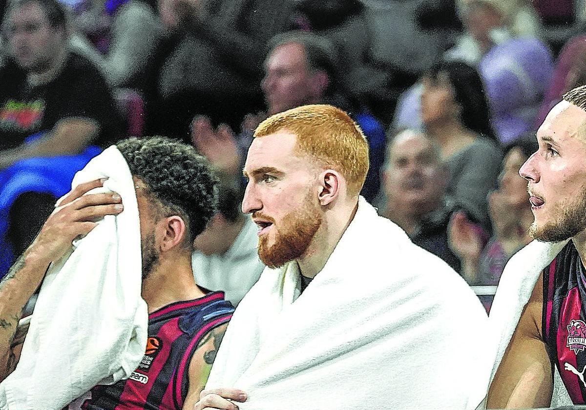 Mannion contempla el encuentro ante el Virtus Bolonia desde el banquillo.