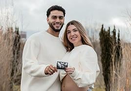 El jugador del Baskonia y su mujer Peighton muestran la ecografía.