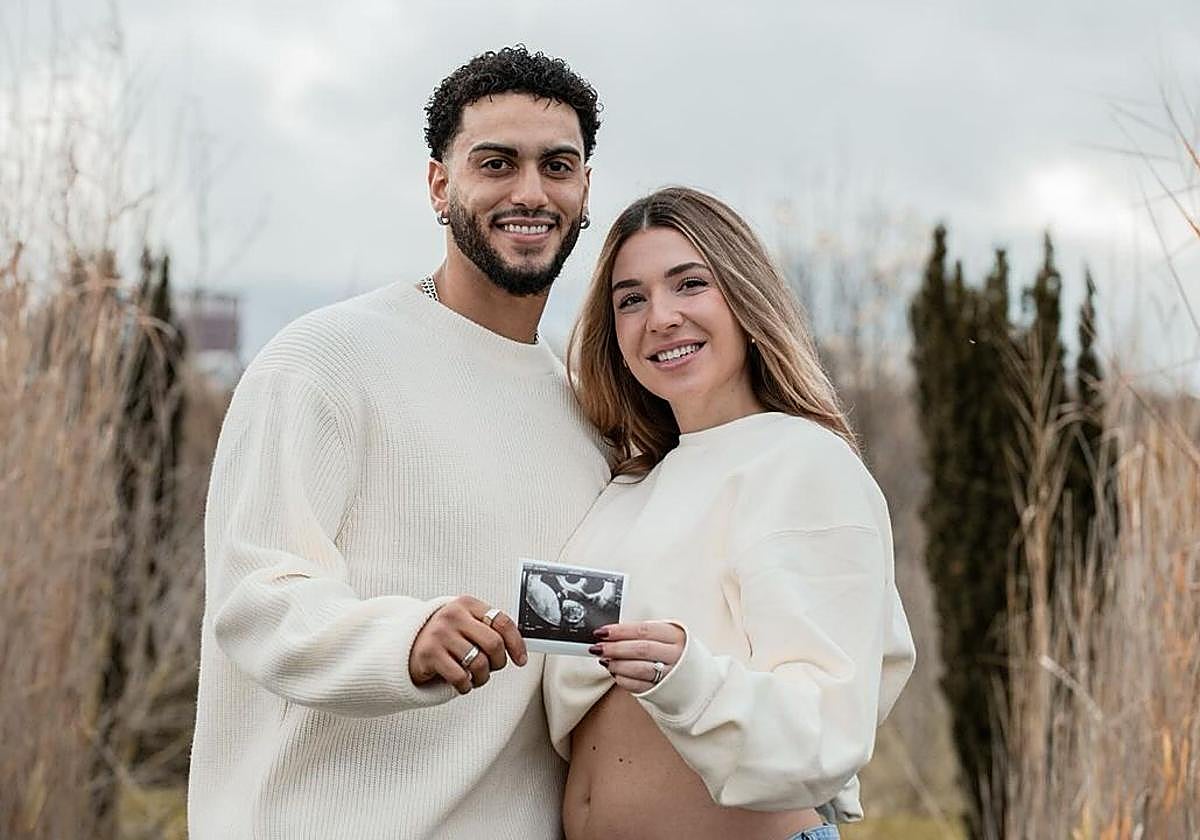 El jugador del Baskonia y su mujer Peighton muestran la ecografía.