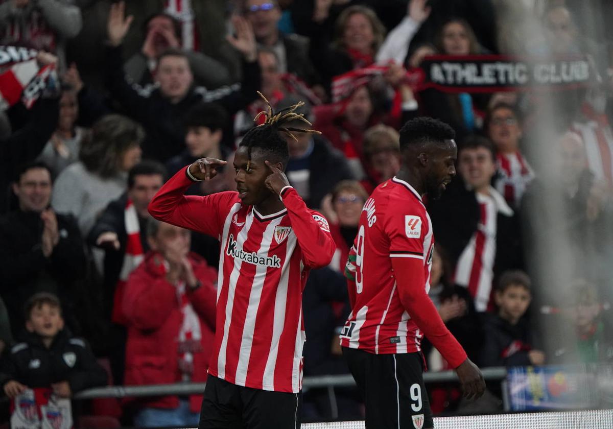 Nico Williams celebra su gol en presencia de su hermano Iñaki.