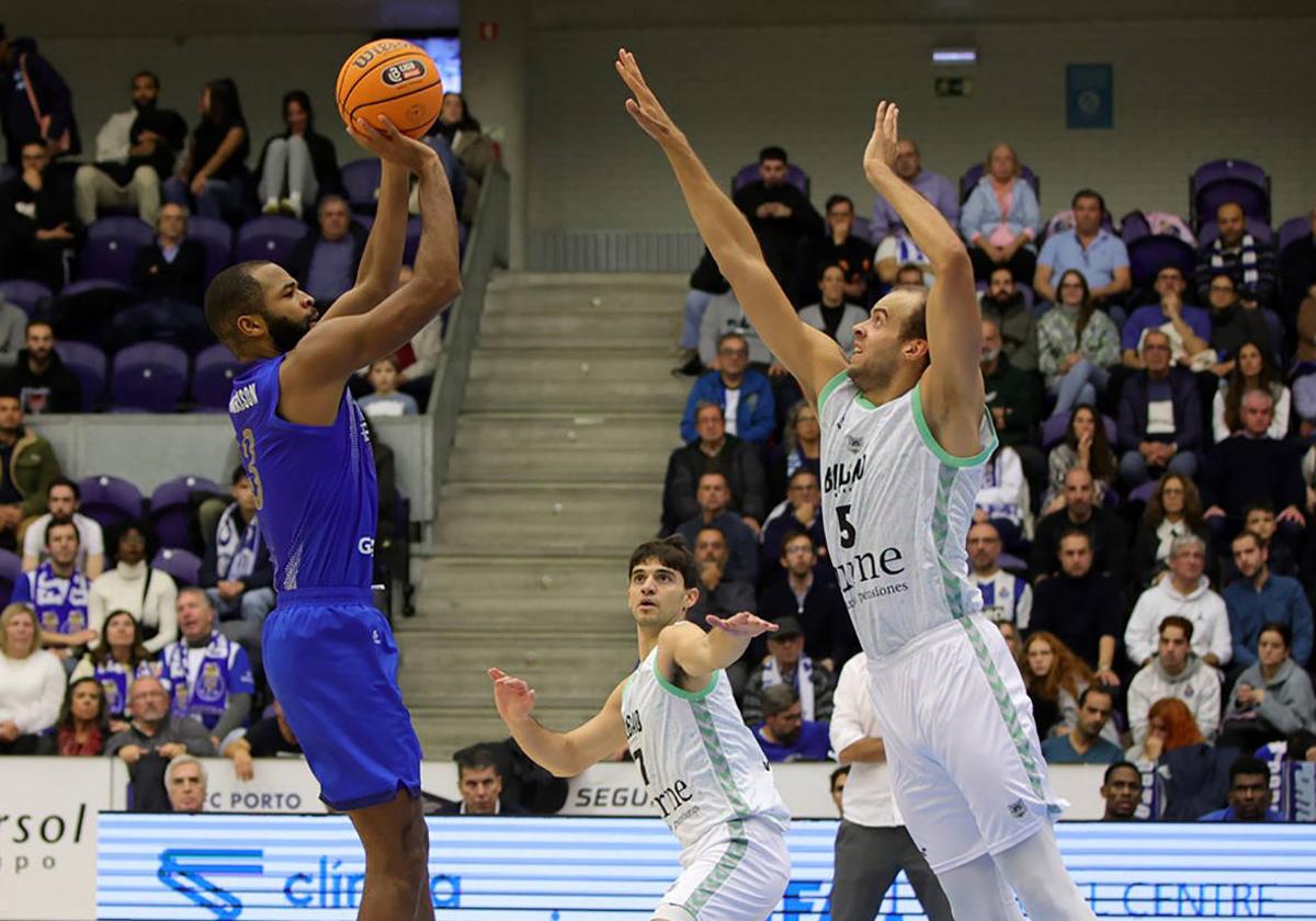 Andersson y Rigo, en una acción defensiva el martes en el pabellón Do Dragao de Oporto.