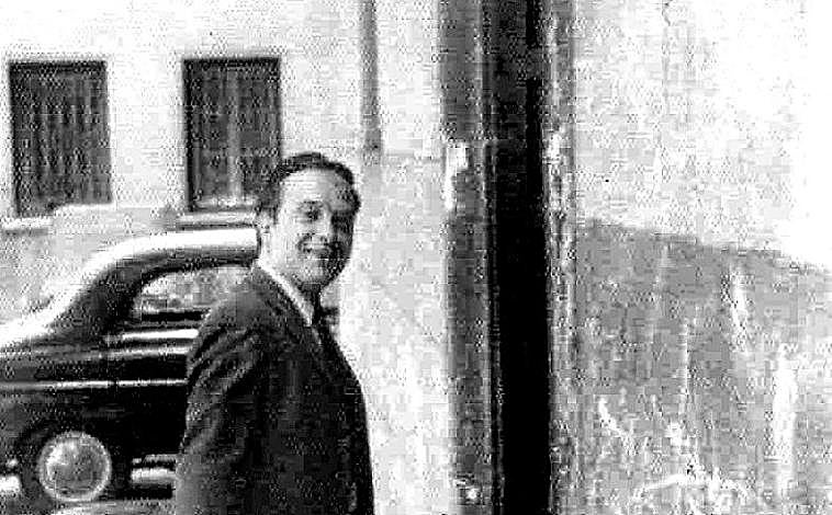 Imagen - El conductor, con su hija de la mano, llegando a casa del parque móvil.