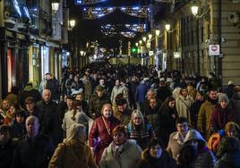 El centro de Vitoria, lleno de gente en la noche del sábado.