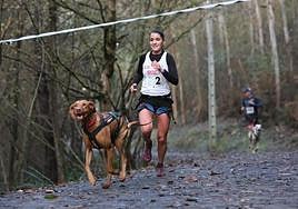 Olatz Zabala y Lur, del Club Amarok Txakurkros, enfilan los últimos metros hacia la meta.