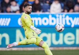 Antonio Sivera golpea el balón en un partido disputado este curso en Mendizorroza.