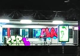 Una unidad de Metro Bilbao es pintada por varios desconocidos hace dos años en la estación de Ibarbengoa.