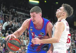 Joel Parra bota el balón en un partido del Barcelona.