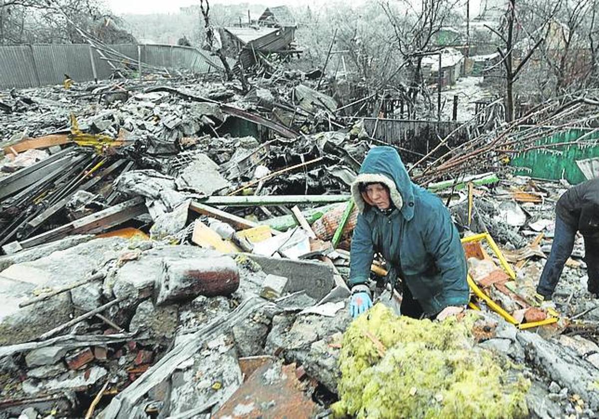 Destrucción provocada por un bombardeo en la guerra en Ucrania.