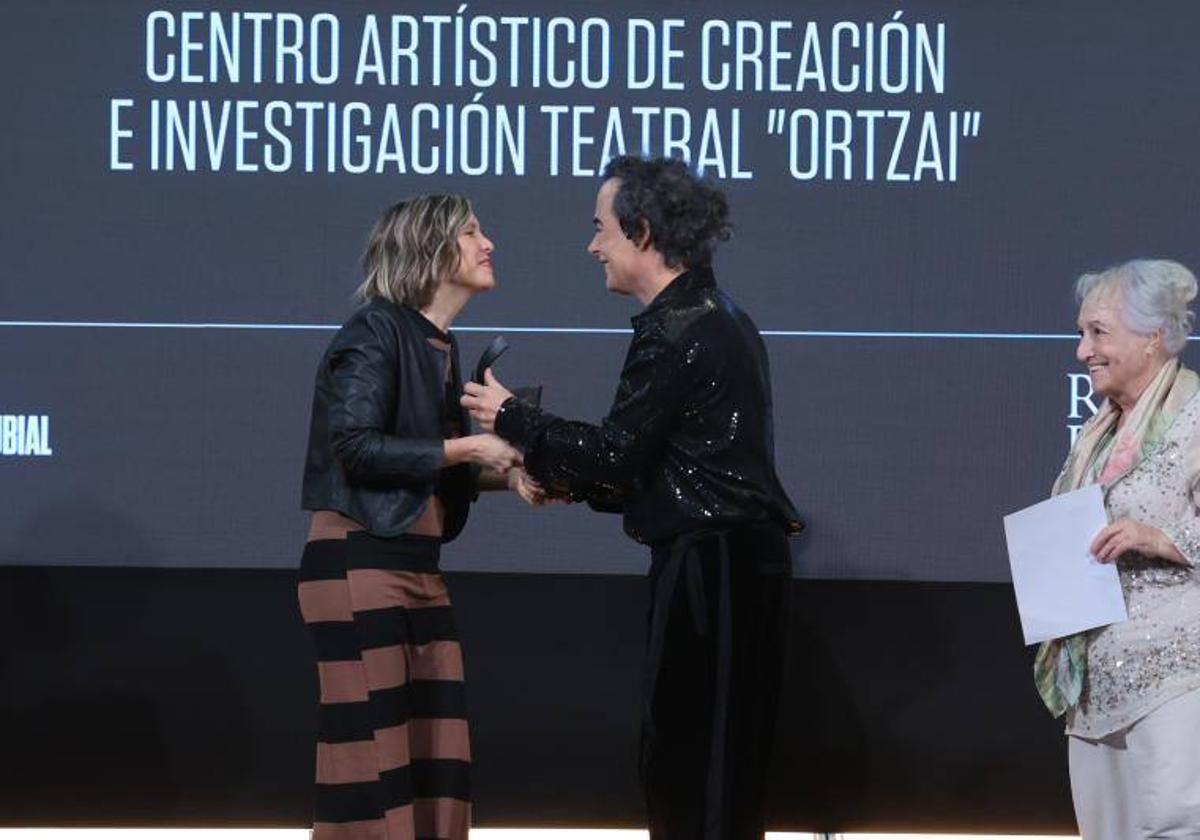 Iker Ortiz de Zárate y Teresa Ibáñez han recibido este domingo el premio Ramón Rubial en Bilbao.