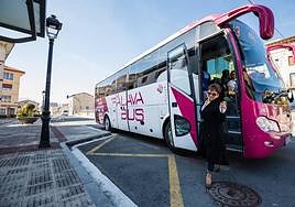 Una usuaria baja del autobús en Iruña de Oca.