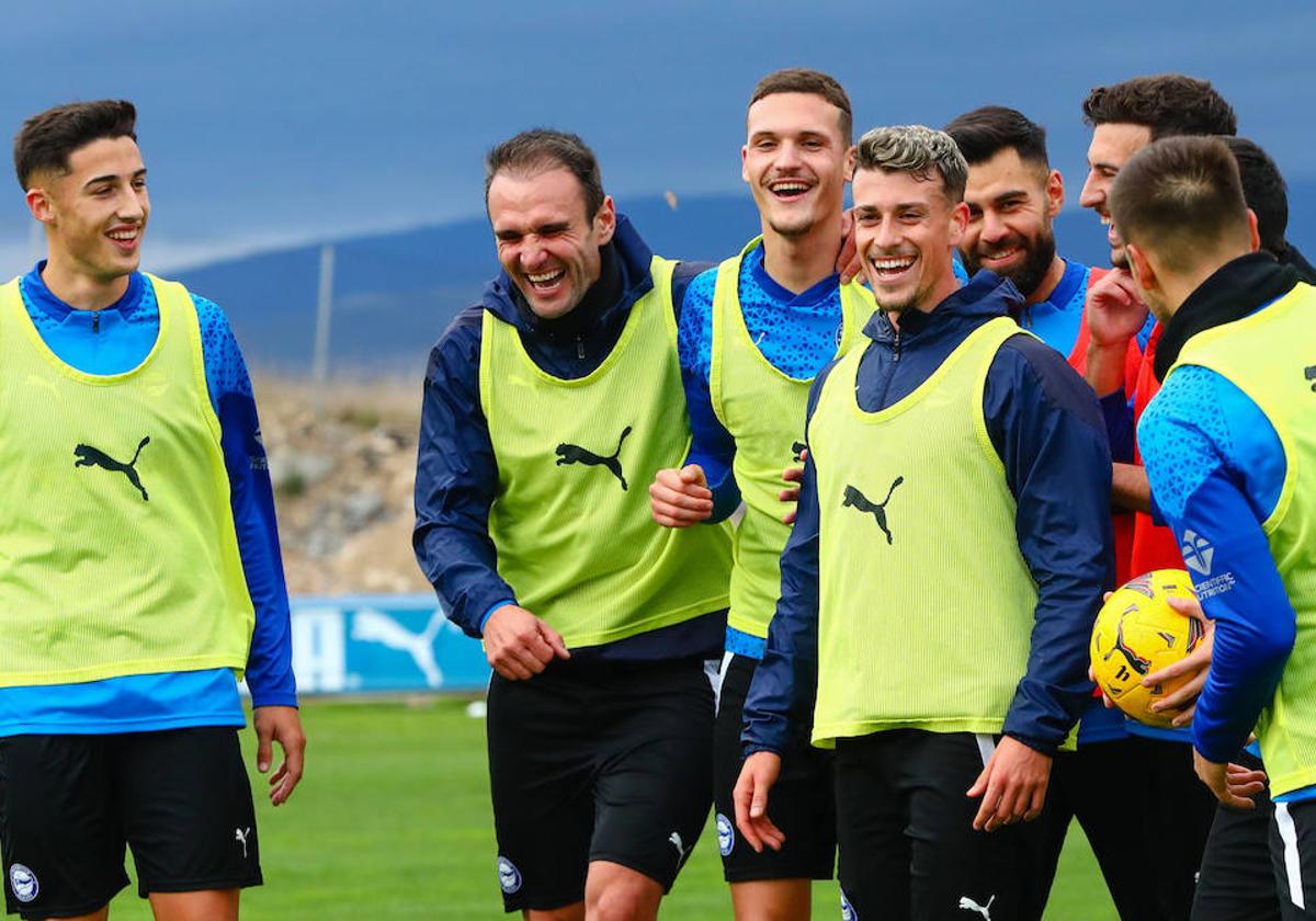 Varios albiazules ríen durante una acción en un entrenamiento reciente del Deportivo Alavés en Ibaia.