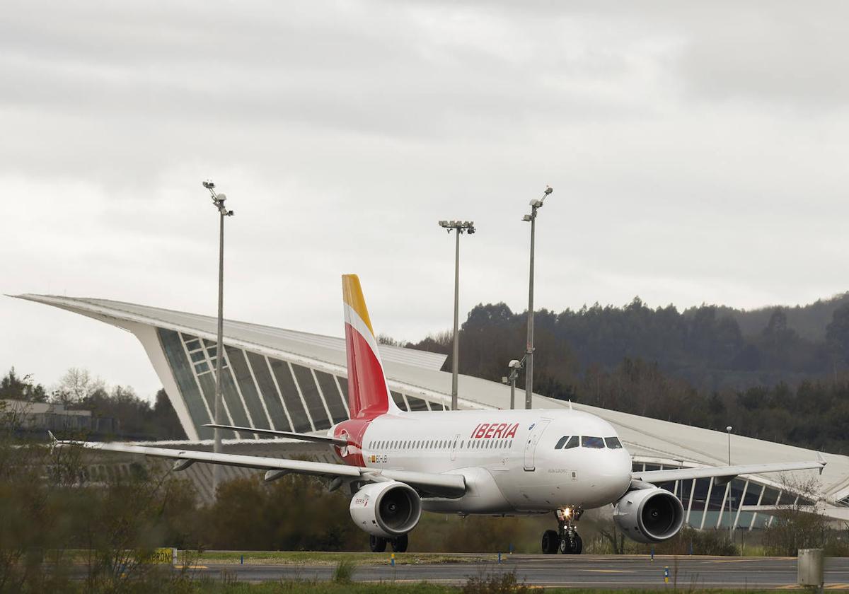 Un avión toma pista en el aeropuerto de Loiu.