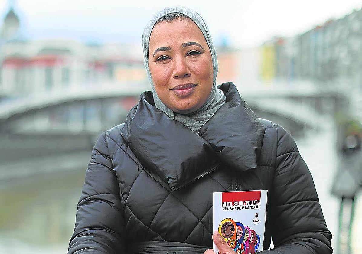 Fatima Zahra, que llegó a Bilbao hace siete años, ayuda a empoderarse a otras mujeres migrantes.