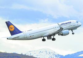 Un avión de Lufthansa despega de Loiu con uno de los montes que rodean el aeropuerto totalmente nevado.