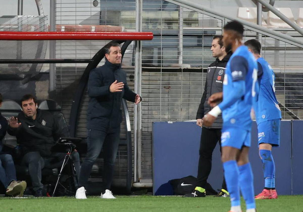 Jandro da instrucciones a los suyos durante el choque ante el Zaragoza.