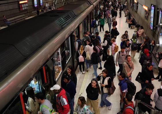 Aglomeraciones en Metro Bilbao durante la jornada de de huelga en el sector publico el pasado 25 de octubre.