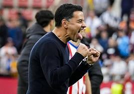 Míchel saca la lengua para celebrar un triunfo del Girona.