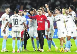 Los jugadores del Girona celebran un triunfo.