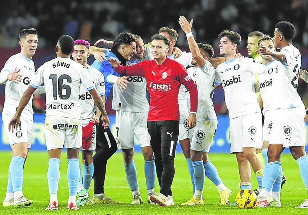 Los jugadores del Girona celebran un triunfo.