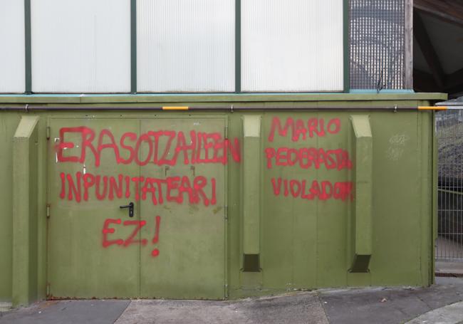 Pintadas aparecidas en el polideportivo Maloste de Gernika contra Mario López.